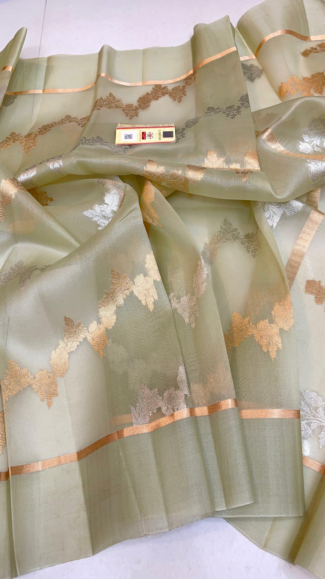Pure Kora Organza Silk Hanloom Zari Work Saree.