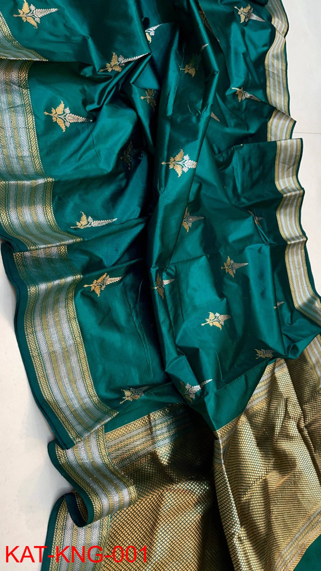 Pure Kanjivaram Silk Hand weaved saree With Blouse.