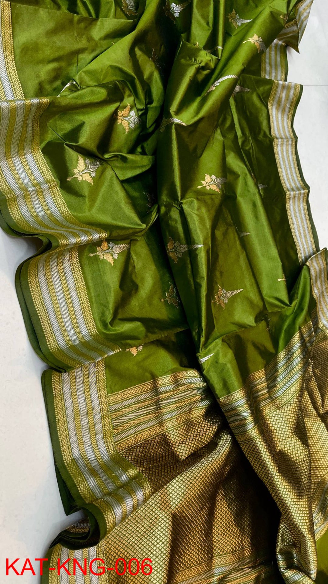 Pure Kanjivaram Silk Hand weaved saree With Blouse.