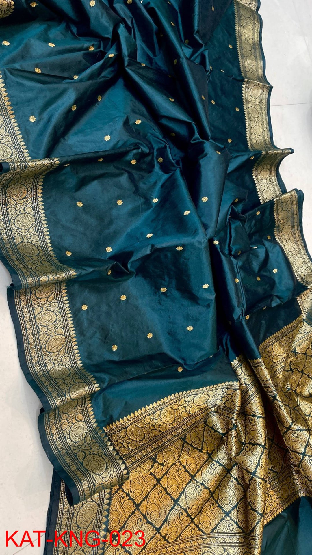 Pure Kanjivaram Silk Hand weaved saree With Blouse.