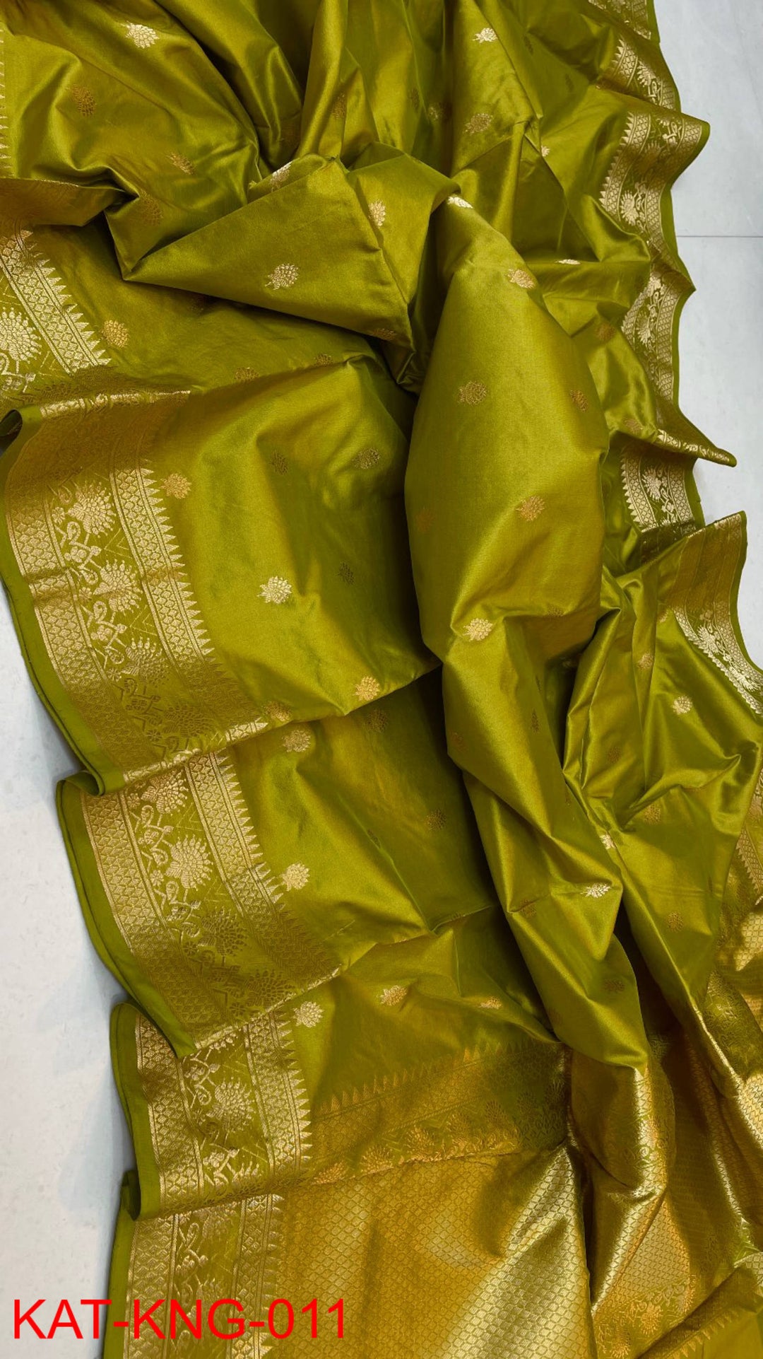 Pure Kanjivaram Silk Hand weaved saree With Blouse.