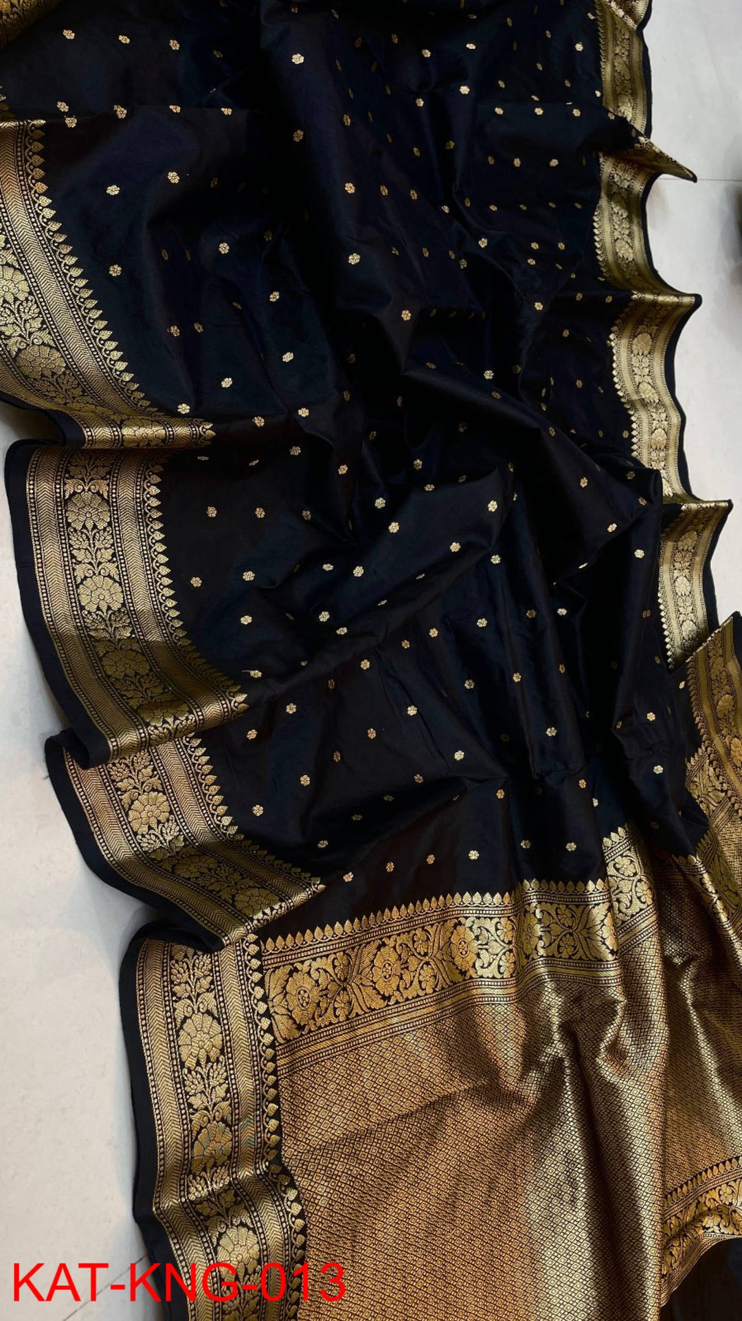 Pure Kanjivaram Silk Hand weaved saree With Blouse.