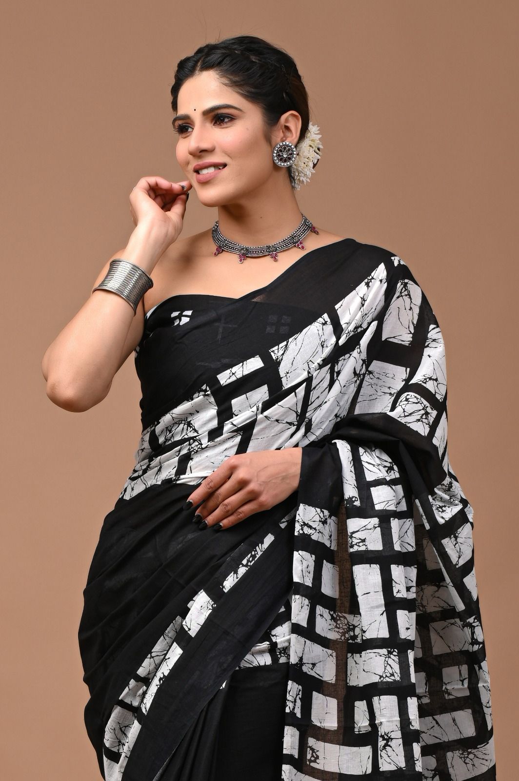 Pure  Mul cotton Hand print saree with Blouse.