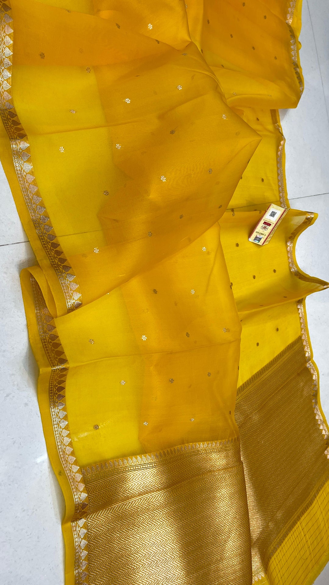 Pure Banarasi Kora Silk Saree With Intricate Borders ( SILK MARK CERTIFIED)
