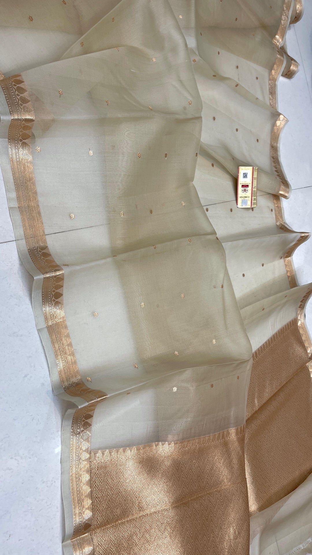 Pure Banarasi Kora Silk Saree With Intricate Borders ( SILK MARK CERTIFIED)