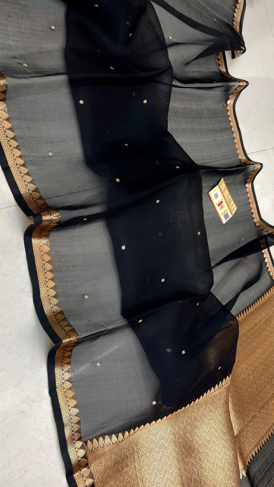 Pure Banarasi Kora Silk Saree With Intricate Borders ( SILK MARK CERTIFIED)