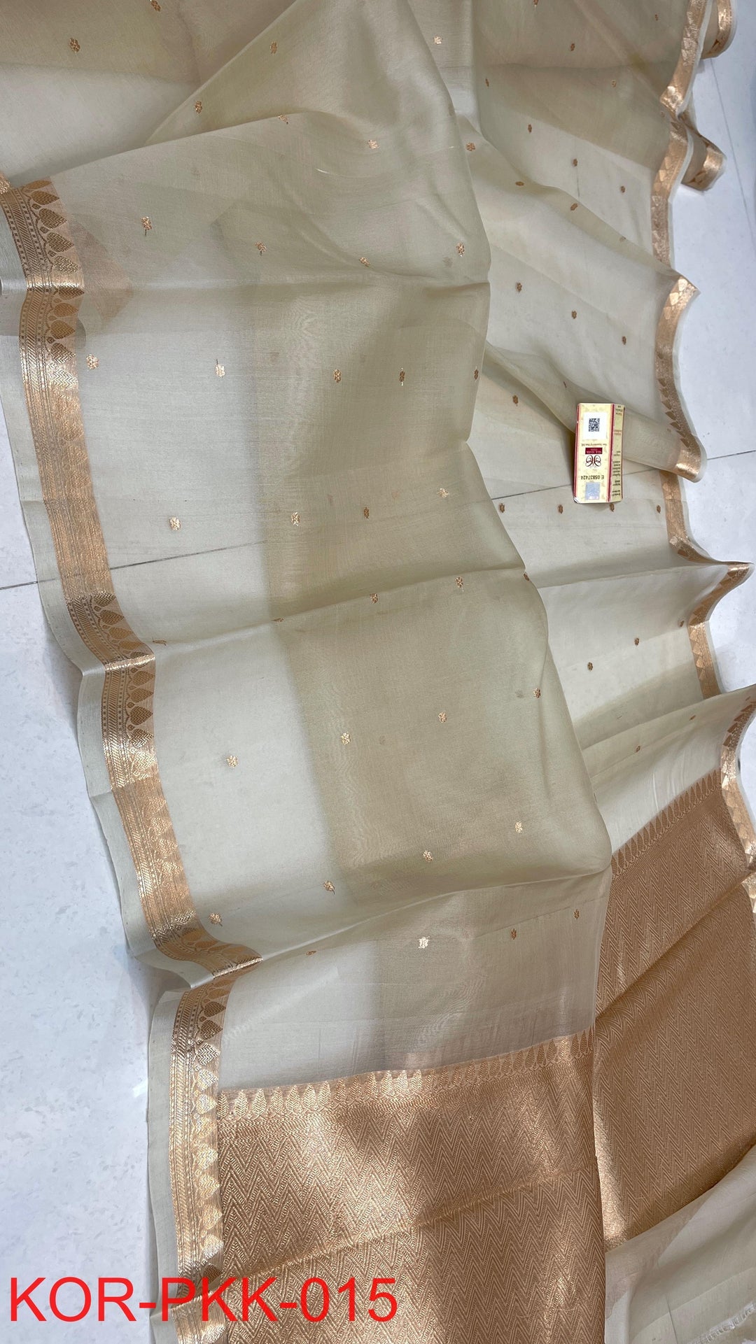 Pure Banarasi Kora Silk Saree With Intricate Borders ( SILK MARK CERTIFIED)