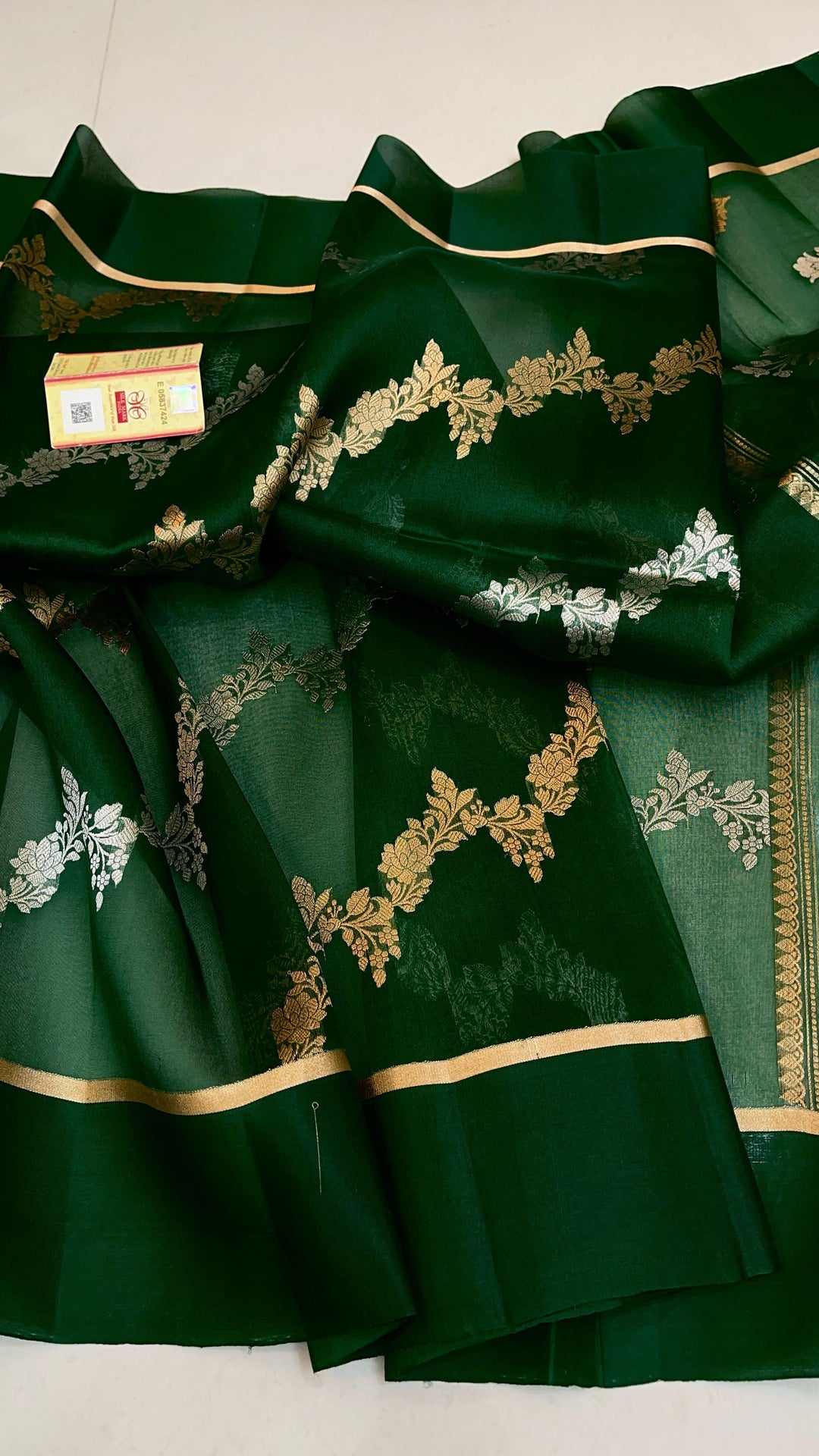 Exclusive Pure Banarasi Handloom Weaved Kora Silk Saree With Satin Border ( Silk Mark Certified)