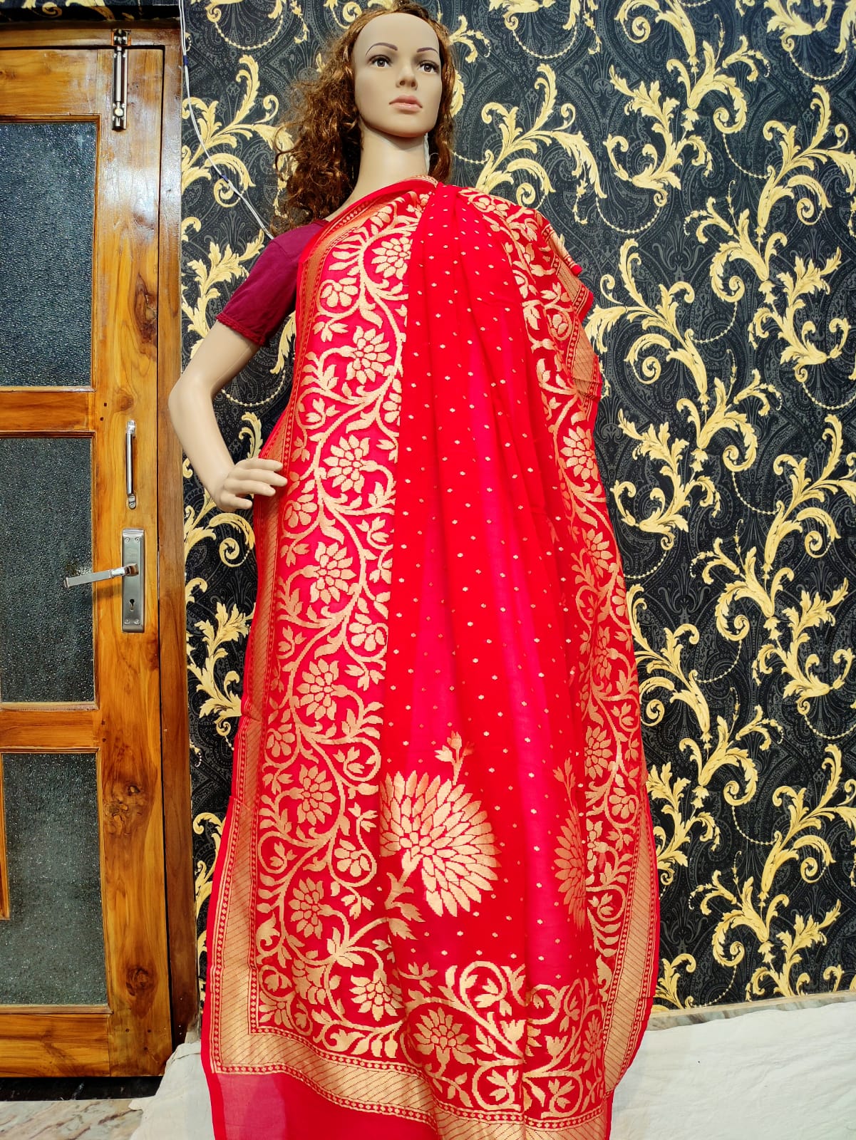 Stunning Off White Banarasi Chanderi Silk Suit with Pink Organza Dupatta –  Luxurion World