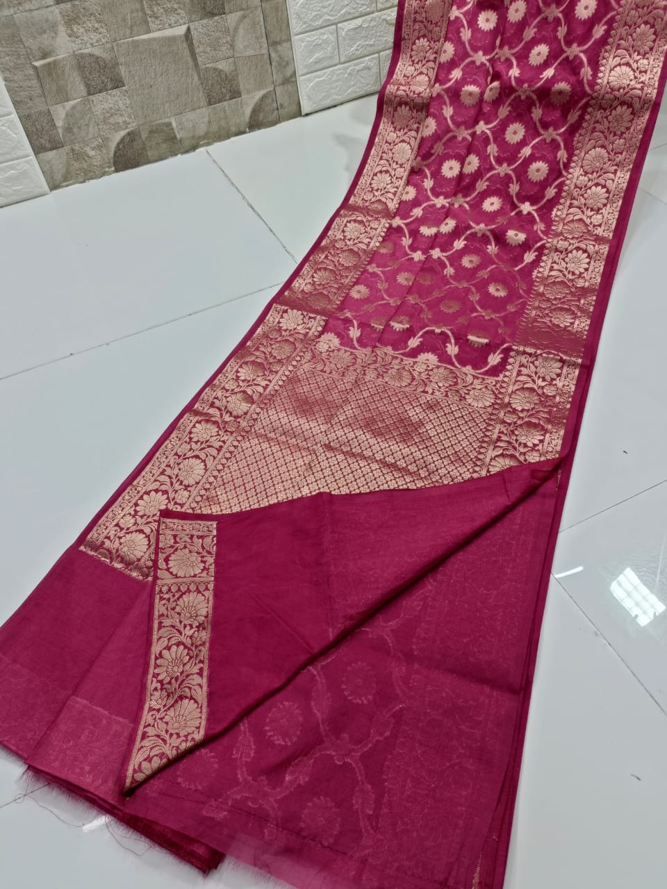 Semi Georgette Zari Work Saree With Blouse. ( length- 6.3 meter )