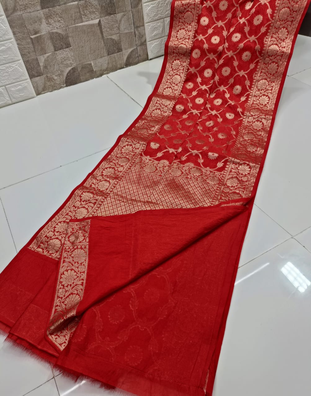 Semi Georgette Zari Work Saree With Blouse. ( length- 6.3 meter )