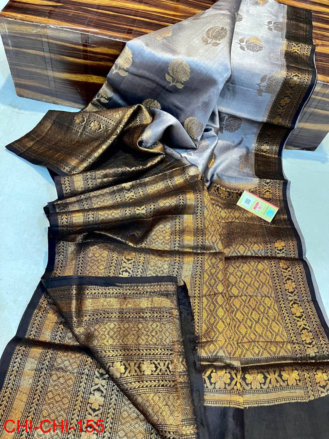 Pure Handloom banarasi pure chiniya silk saree with antique zari Rich Contrast Pallu  Contrast Blouse  Smooth & Soft Fabric ( length- 6.3 meter )