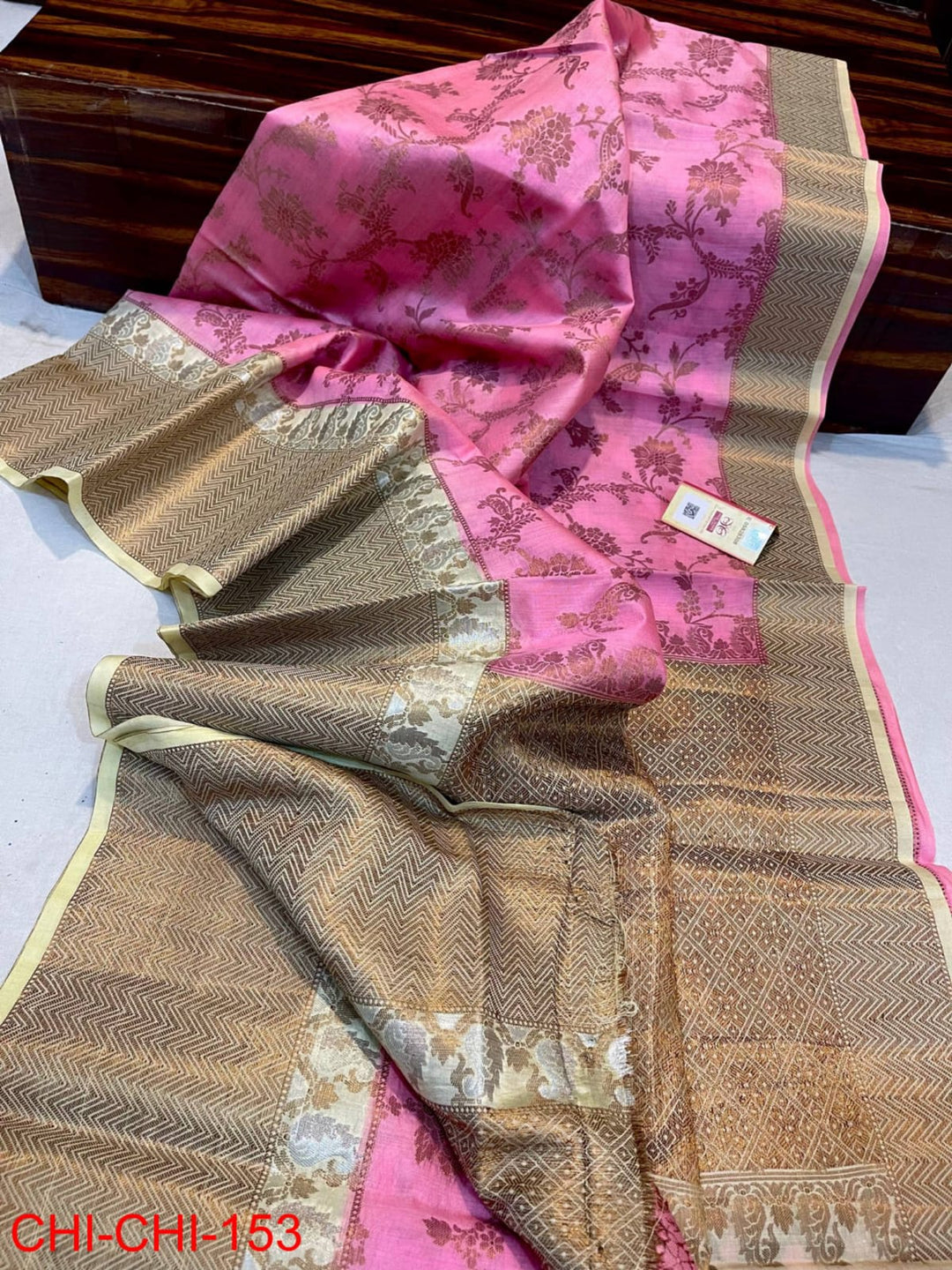 Pure Handloom banarasi pure chiniya silk saree with antique zari Rich Contrast Pallu  Contrast Blouse  Smooth & Soft Fabric ( length- 6.3 meter )