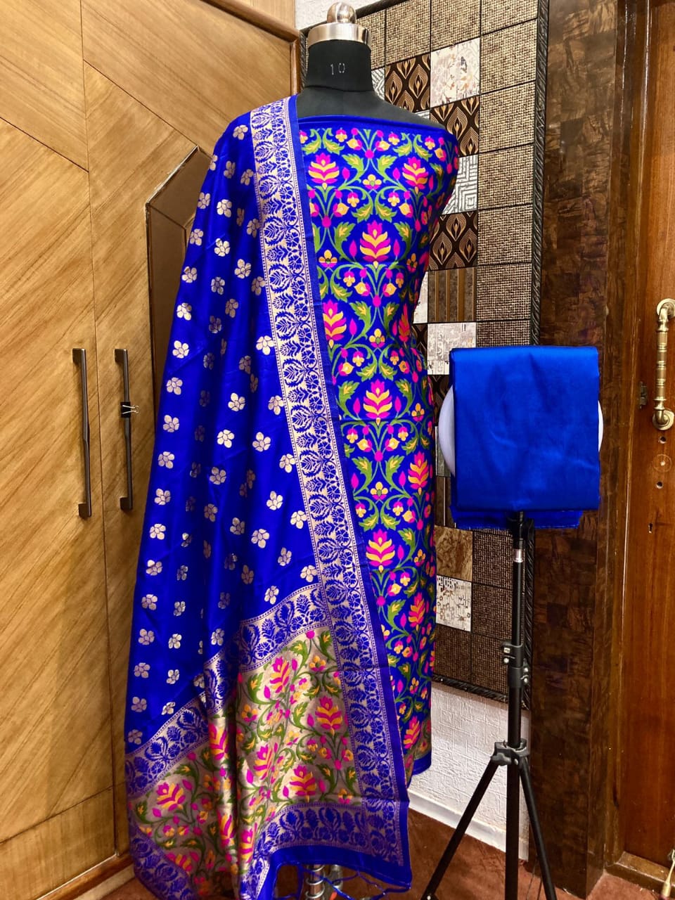 Pure Banarasi Cotton Jamdani Weaved Zari And Meenakari Work Unstitched Suit .