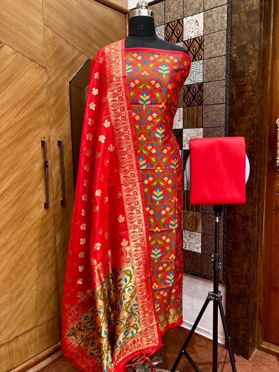 Pure Banarasi Cotton Jamdani Weaved Zari And Meenakari Work Unstitched Suit .